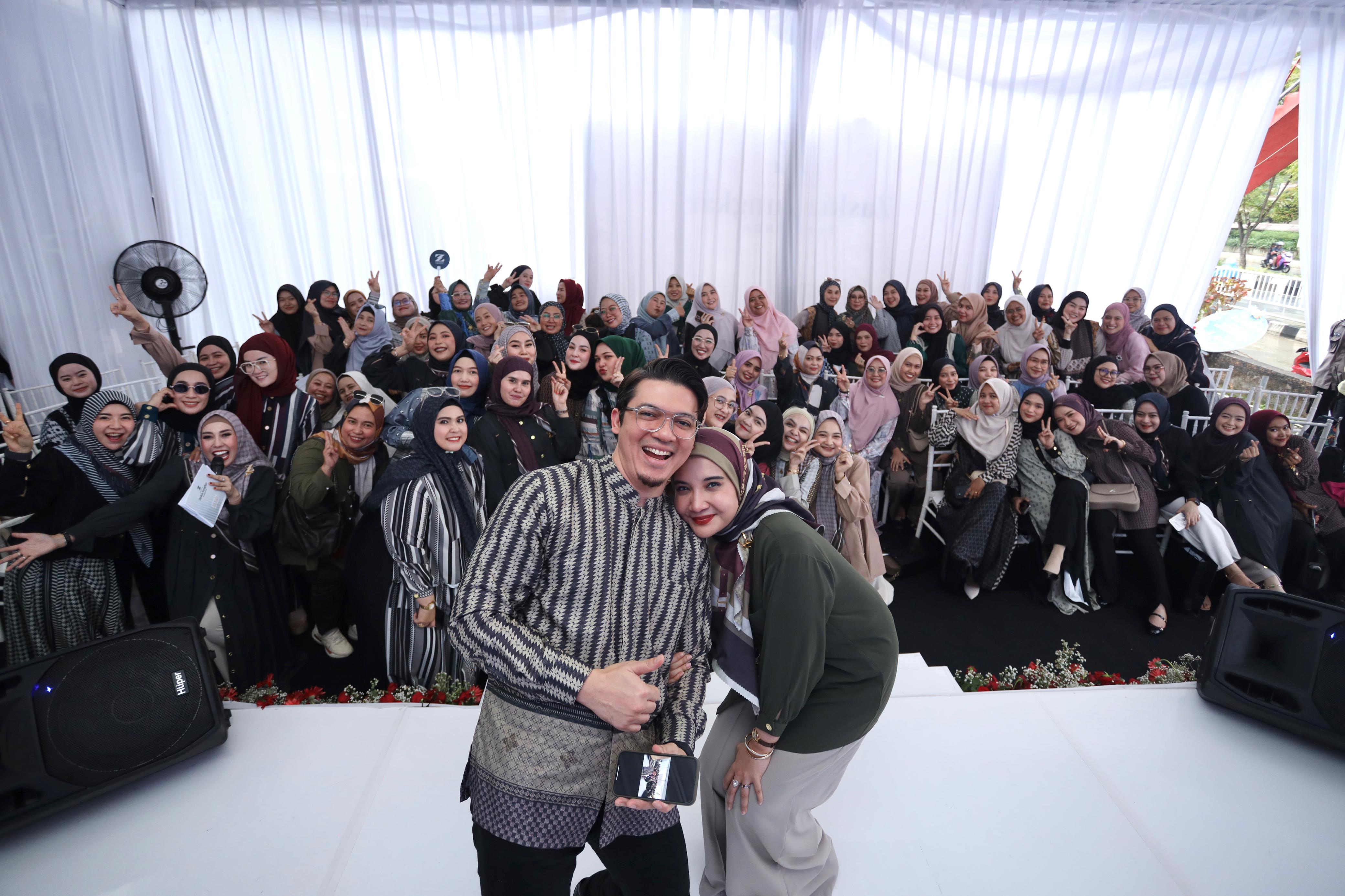 HADIR: Zaskia Sungkar dan Irwansyah berswafoto bersama undangan seusai  grand opening, 29 September lalu.