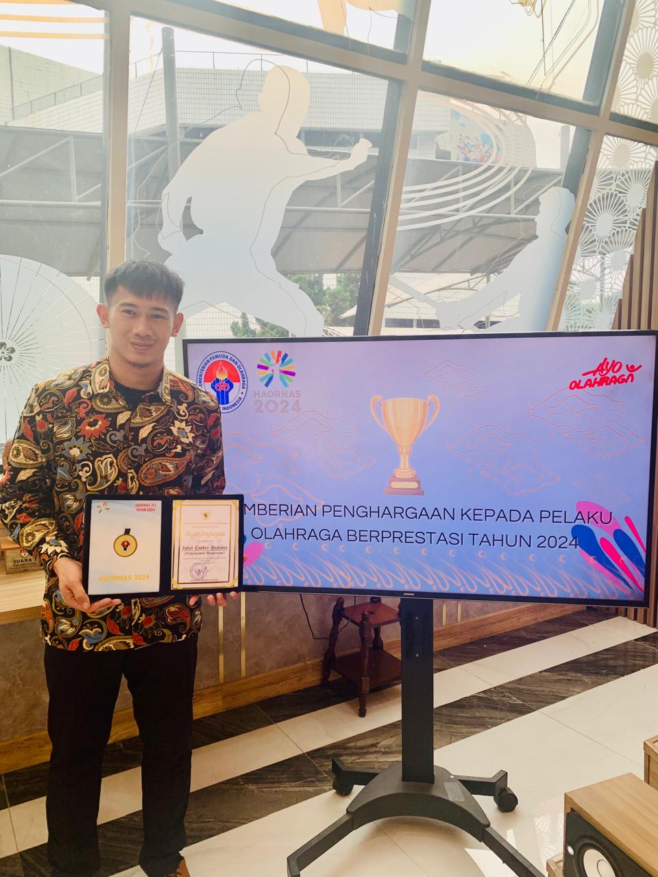 Iqbal Candra Pratama mendapatkan penghargaan dari Kemenpora. (Foto: Ist)
