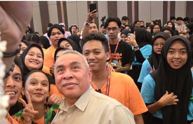 Isran Noor bersama anak muda di Kaltim.