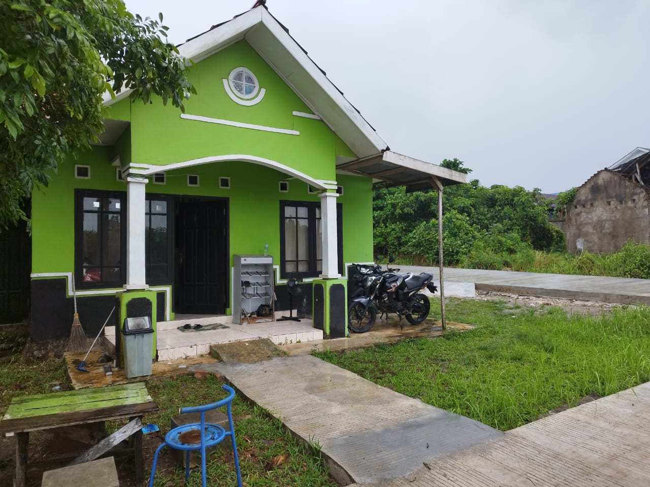 DISATRONI: Rumah yang ditinggali wartawan di Perumahan Korpri Desa Tapis ini tiga kali dibobol maling. (Foto: Najib/KP)