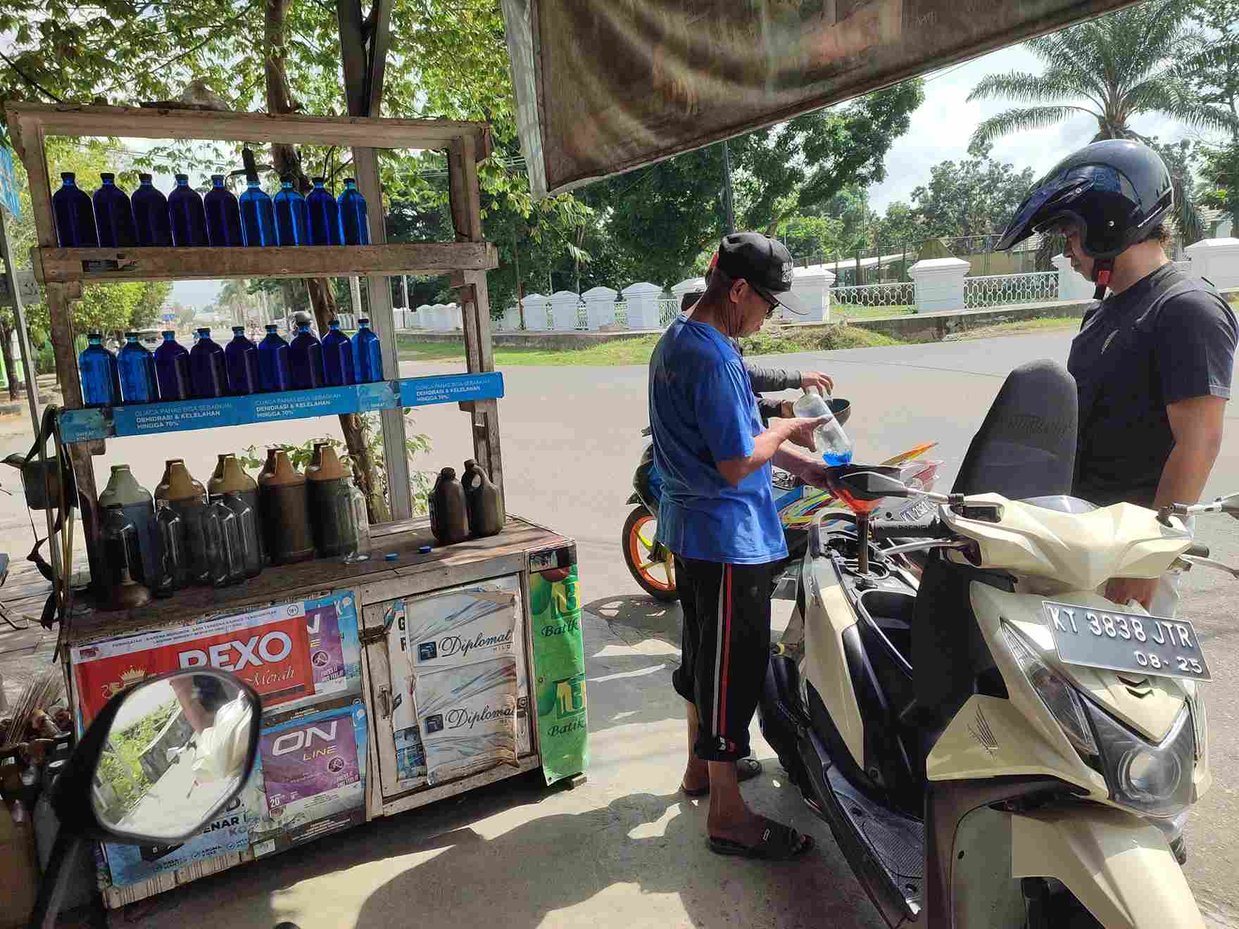 ALTERNATIF TERAKHIR: Beberapa pekan terakhir, SPBU dan Pertashop di Kabupaten Paser sering kali terjadi kekosongan BBM jenis Pertamax, opsinya hanya bisa membeli eceran. (Foto: Najib/KP)