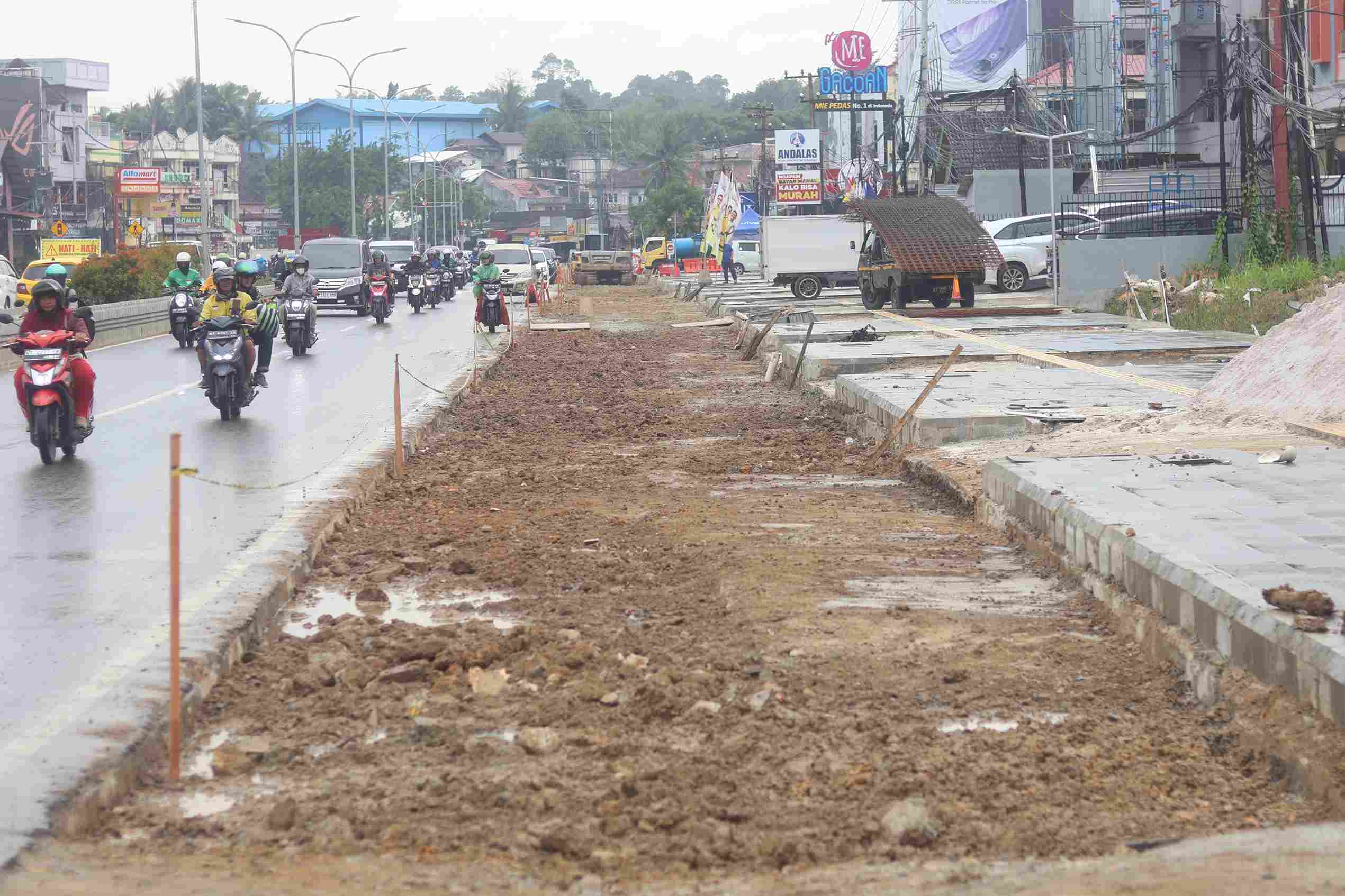 Ruas Jalan MT Haryono yang masih dalam tahap pemadatan sehingga rawan amblas. (Foto: Anggi/KP)