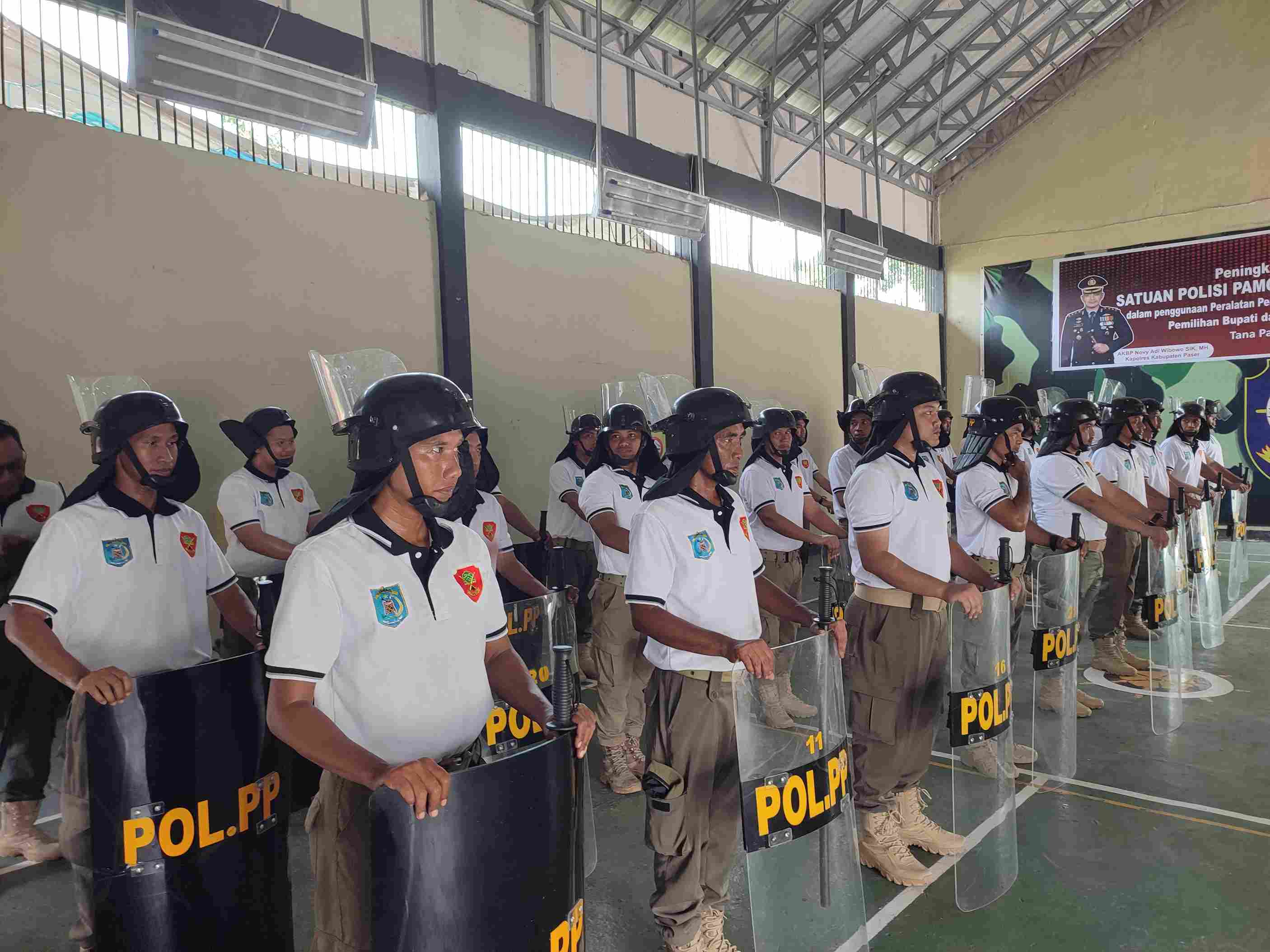Sebanyak dua pleton atau 63 personel Satpol PP Paser dilatih untuk jadi pasukan terdepan anti huru hara oleh Polres Paser.  (Foto: Najib/KP)