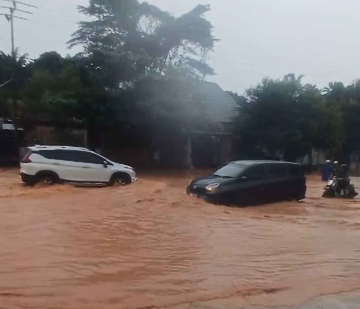 BANJIR: Banjir melanda di kawasan Kecamatan Loa Janan Ilir depan SMK Plus Melati. Sebagaian motor terpaksa didorong. (FOTO: IST)