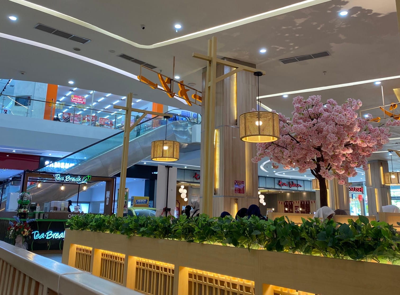 SUMBER PENDAPATAN: Sejumlah restoran di Bontang City Mall menjadi penerimaan kas daerah melalui pajak restoran. (FOTO: ADIEL KUNDHARA/KP)