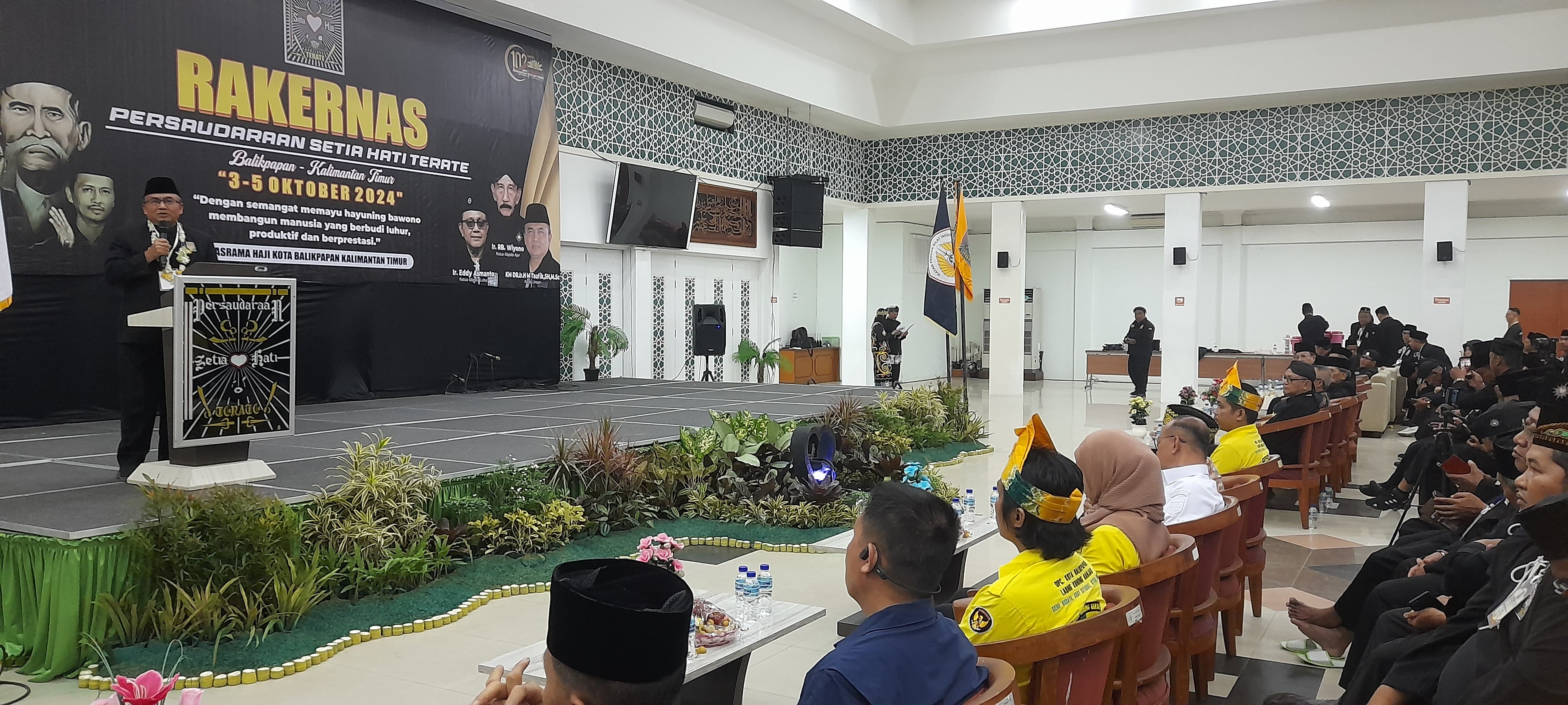 Ketua Umum PSHT HM Taufik mengapresiasi panitia atas terselenggara dengan lancar Rakernas di Kaltim dan antusias peserta yang hadir juga terlihat saat mengikuti acara pembukaannya. (Foto: Lupus/KP)