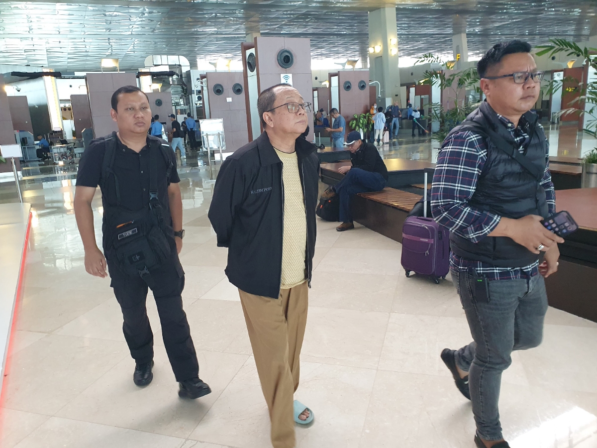 Mantan Direktur Jawa Pos Grup Zainal Muttaqin (tengah).
