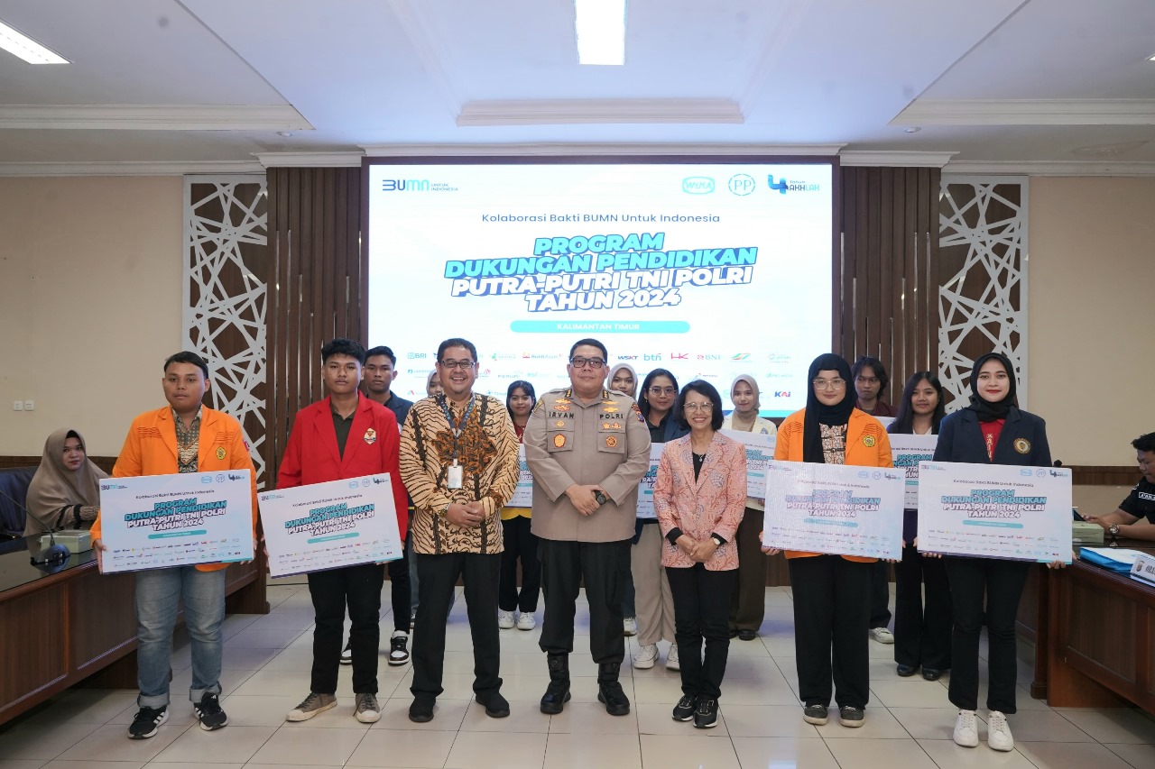 Penyerahan program bantuan pendidikan bagi putra-putri TNI dan Polri di Rupatama Polda Kaltim oleh Kementrian BUMN. (foto:ist)
