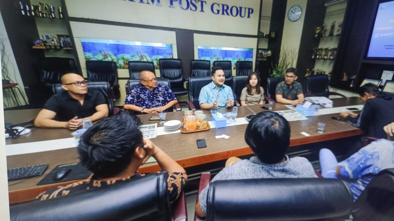 MEDIA VISIT: Head of Corporate Affairs Easycash Wildan Kesuma (tengah) bersama rombongan di Gedung Biru Kaltim Post, Jumat (4/10).