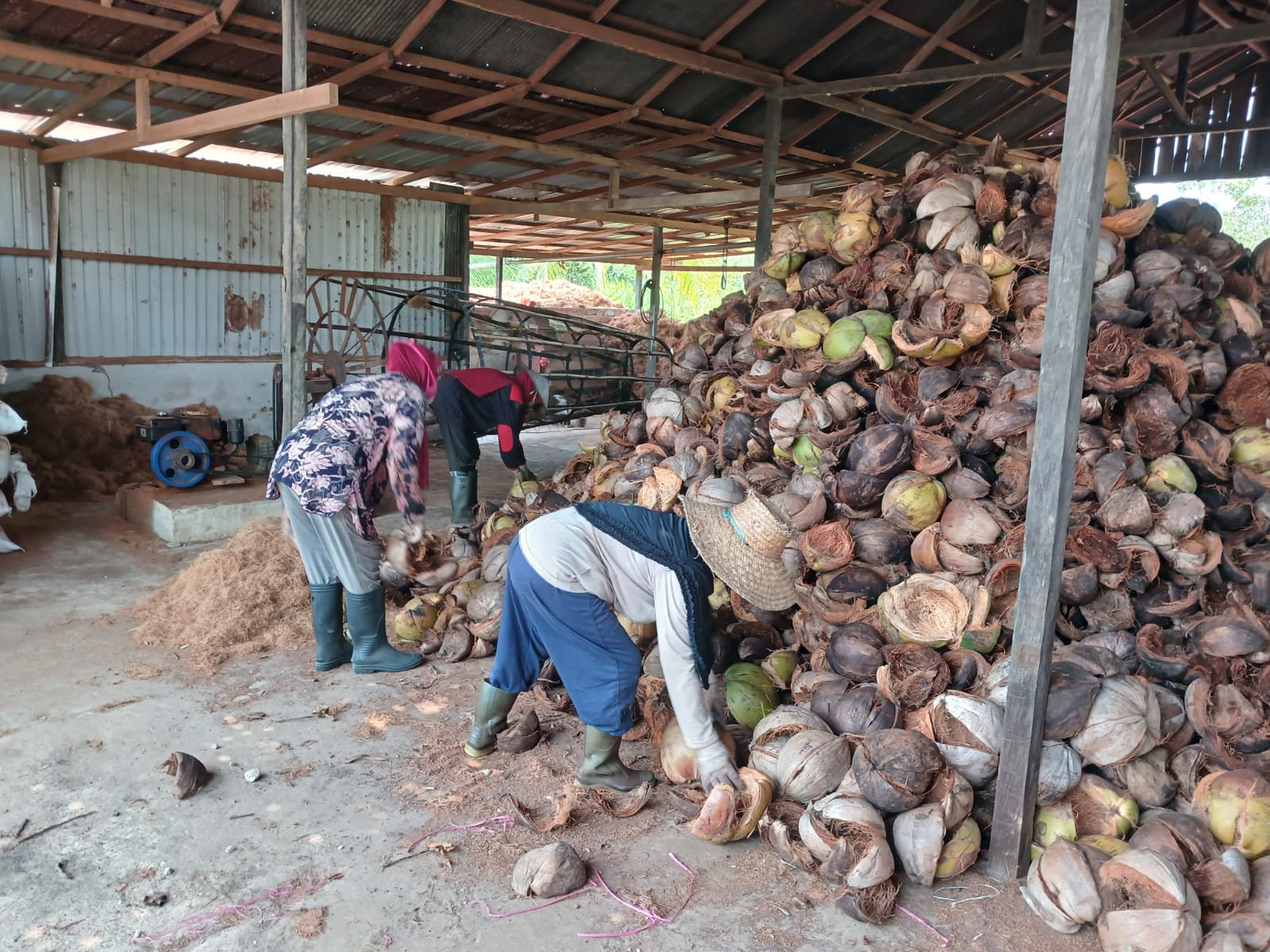 NILAI RUPIAH: Batok kelapa yang dibiarkan menjadi sampah, disulap oleh Rusni hingga memiliki nilai ekonomi. Sejak 2016 hingga sekarang konsisten memanfaatkan limbah menjadi rupiah. (FOTO: IST)
