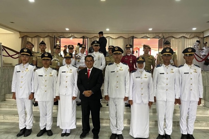 WAKIL KALTIM: Pj Gubernur Kaltim Akmal Malik bersama calon praja IPDN dan praja IPDN usai pengukuhan di Kampus IPDN Jatinangor, Sumedang, Jawa Barat, Rabu (3/10).