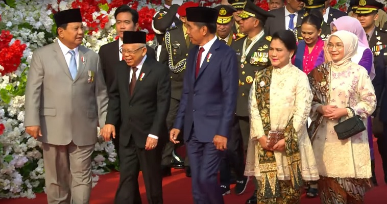 Presiden Jokowi sampaikan apresiasi khusus kepada Prabowo dalam HUT TNI ke-79. Keduanya kompak ajak rakyat Indonesia bersatu dalam menjaga keutuhan NKRI.