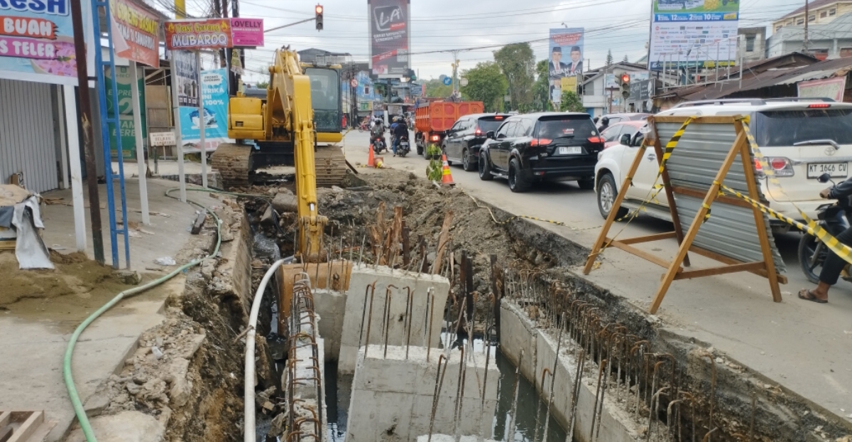 PENANGANAN: Pelaksana di bawah pengawasan bidang SDA DPUPR Pera Kaltim tengah membangun drainase di Jalan MT Haryono kecamatan Samarinda Ulu. (FOTO: DENNY SAPUTRA/KP)