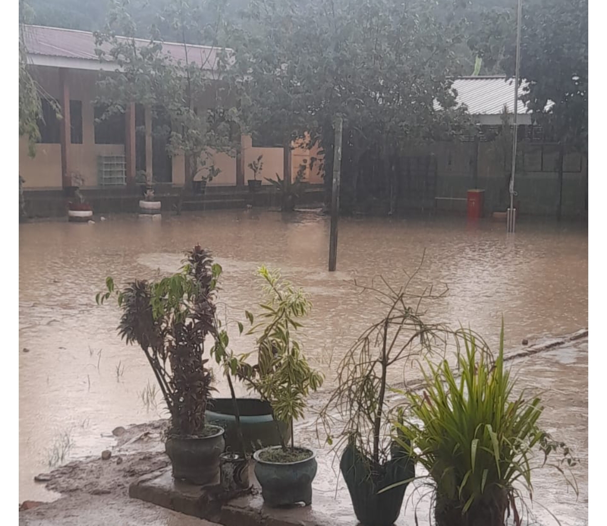 SERING BANJIR: SD 013 Samarinda sudah sering diterjang banjir lumpur. Proses pembelajaran terpaksa dihentikan saat hujan terjadi saat air mulai menggenangi sekolah. (FOTO/IST)