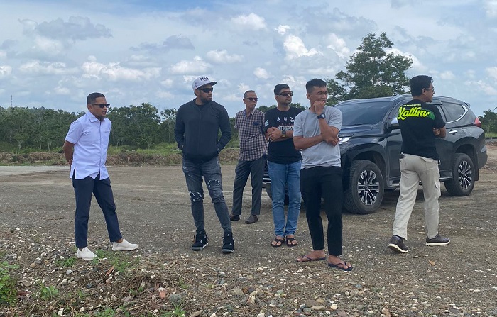 TINJAU SIRKUIT: Ketua Ikatan Motor Indonesia (IMI) Kaltim Narto Bulang berkunjung ke Kabupaten Paser meninjau progres pembangunan sirkuit balap di Paser, Sabtu (5/10/2024).