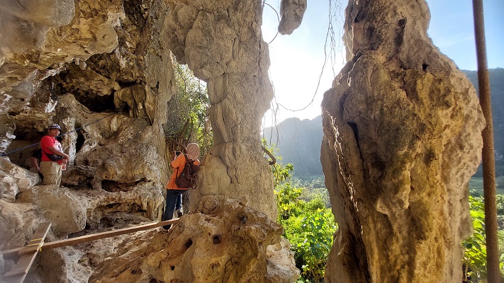 Kampoeng Karst Rammang-Rammang, Sulsel, punya keindahan luar biasa dan menjadi wisata desa yang cukup terkenal. Tak hanya menyajikan pemandangan alam, di wisata ini pun terdapat banyak kisah sejarah.
