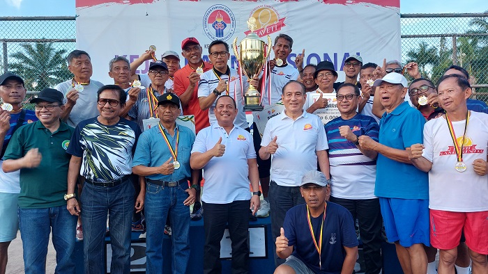 PERTAHANKAN GELAR: Trofi kemenangan ketiga di nomor bergengsi Kejurnas Baveti XI/2024 sukses dipertahankan tim Kaltim.