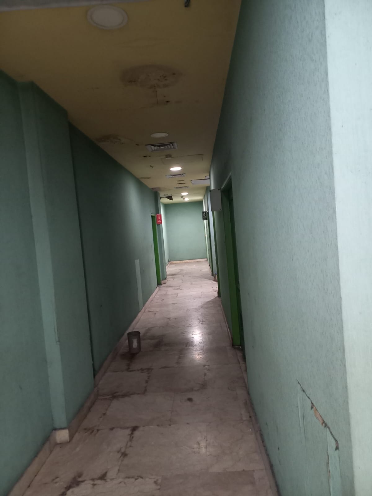 BERDEBU: Tolit Plaza Mulia di lantai 3 minim perawatan. Debu di lantai tampak membekas. (FOTO/EKO)