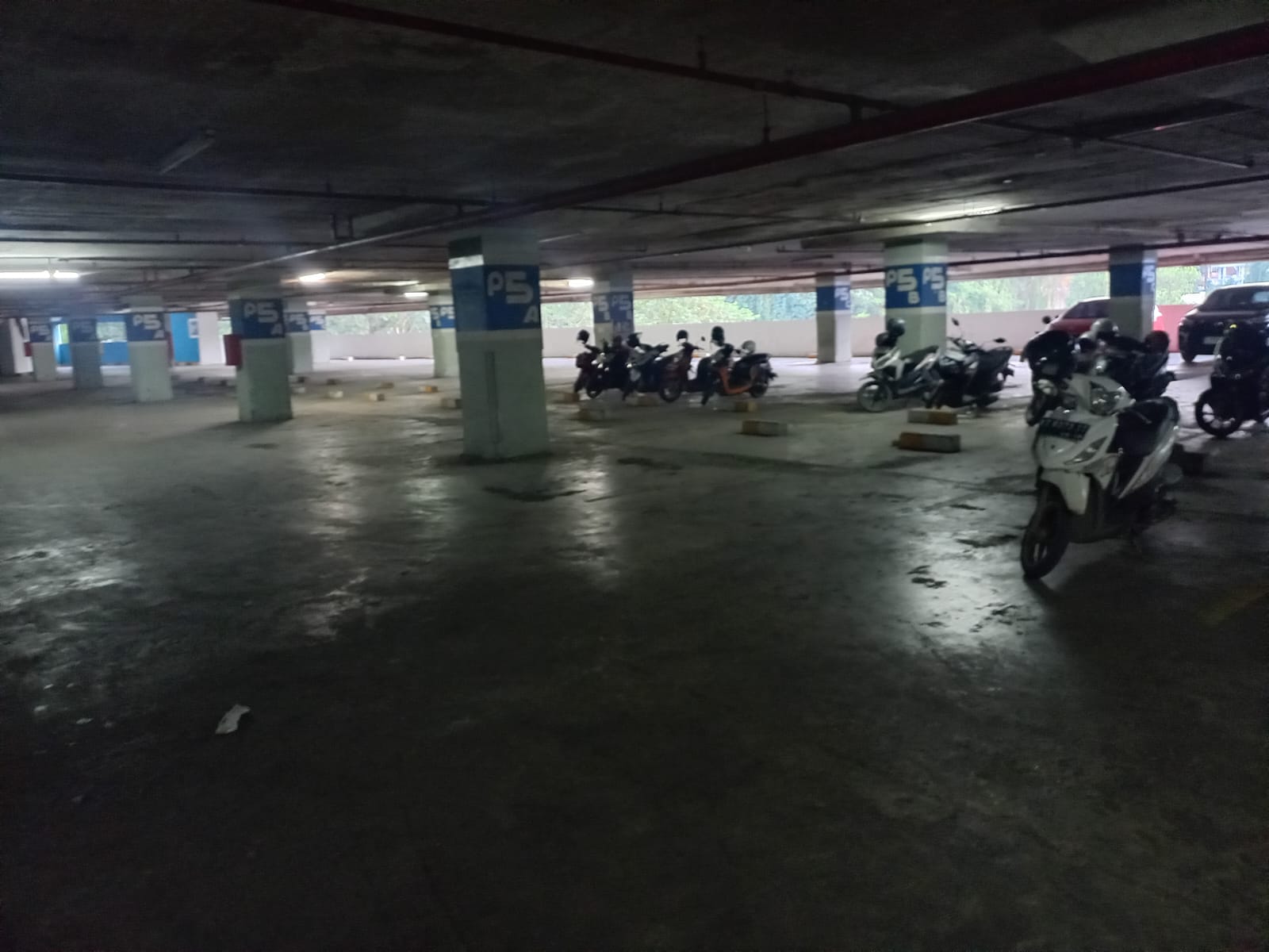 PARKIR SURAM: Tempat parkir di Plaza Mulia minim pencahayaan. Foto ini diambil sekitar pukul 17.00 wita. (FOTO/EKO)