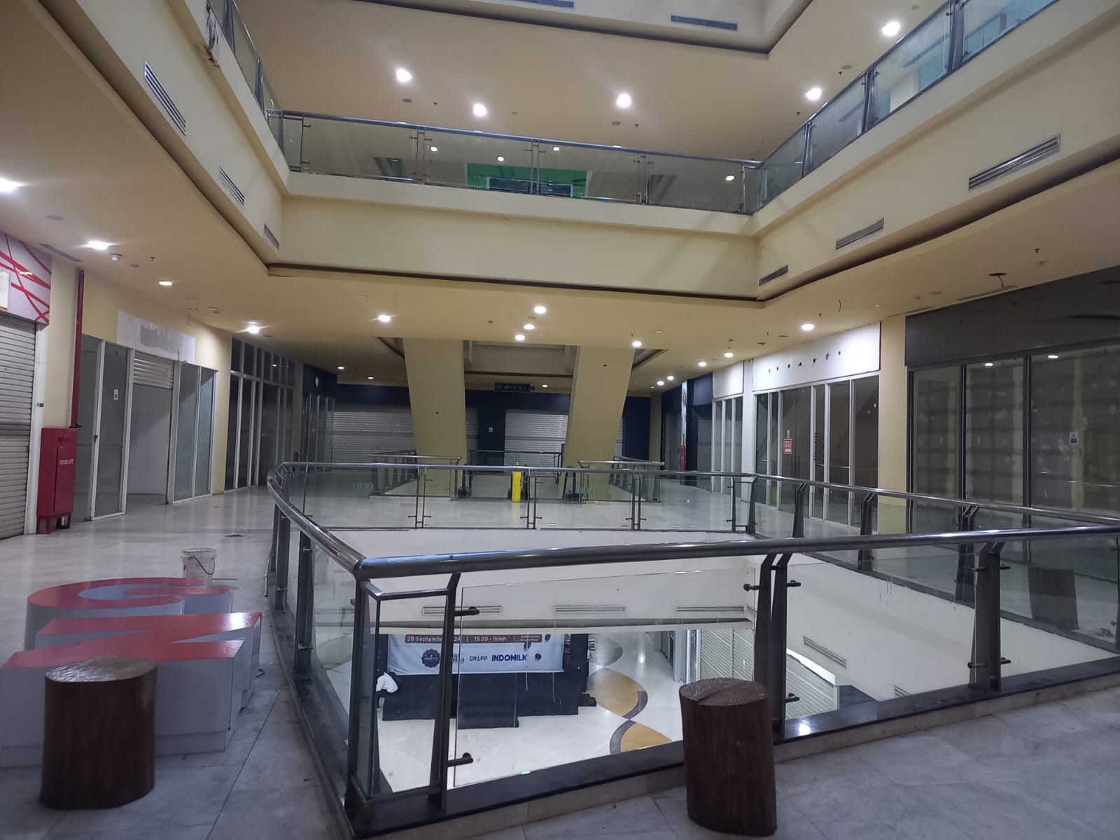 Lantai II Plaza Mulia Samarinda kosong melompong, tidak ada tidak ada aktivitas berjualan dan pengunjung. (FOTO: EKO)