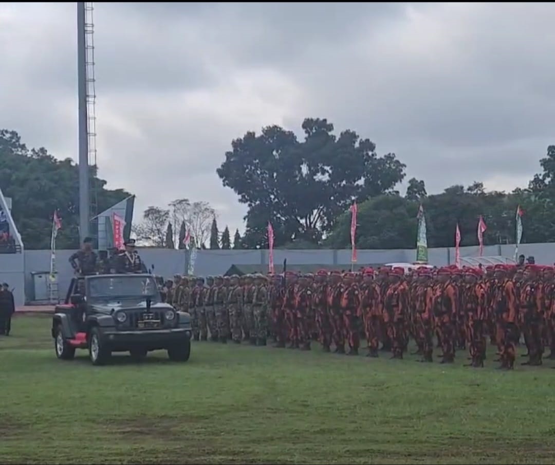 IKUT MENYUKSESKAN: Ratusan kader Pemuda Pancasila Kaltim yang mengikuti upacara HUT ke-71 TNI di Gelora Kadrie Oening, Sempaja, Samarinda, Sabtu (5/10).