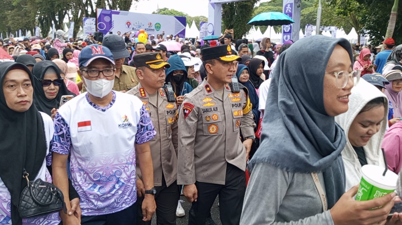 PANTAU: Wakapolda Kaltim Brigjen Pol Muhammad Sabilul Alif bersama Kapolresta Balikpapa Kombes Pol Anton Firmanto memantau pengamanan serta personel di lapangan.