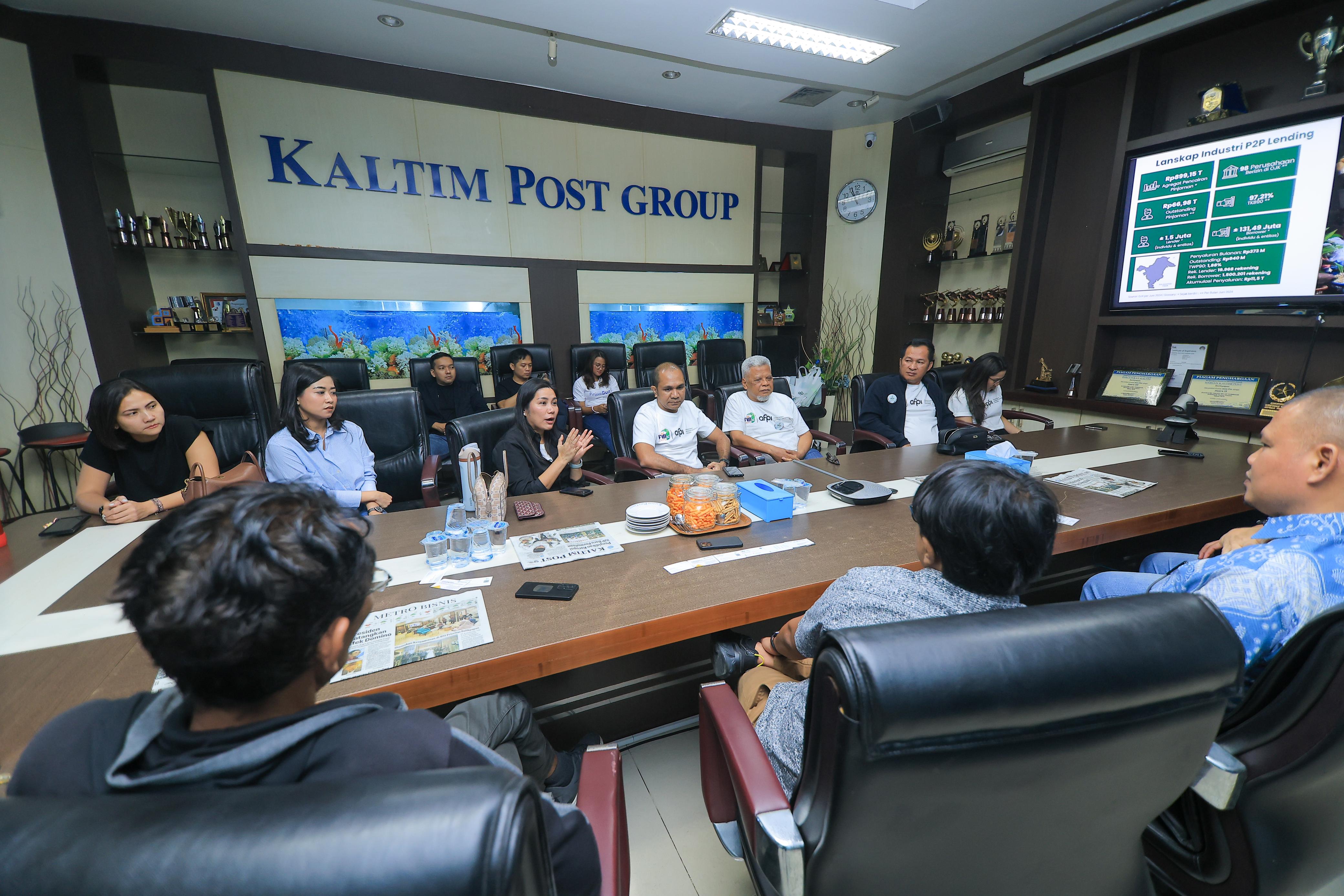SHARING SESSION: Yasmine Meylia Sembiring (tiga kiri) bersama pengurus AFPI berkunjung ke Kaltim Post, Balikpapan, Jumat (4/10). Mereka berkampanye ingin menghilangkan diksi pinjol.