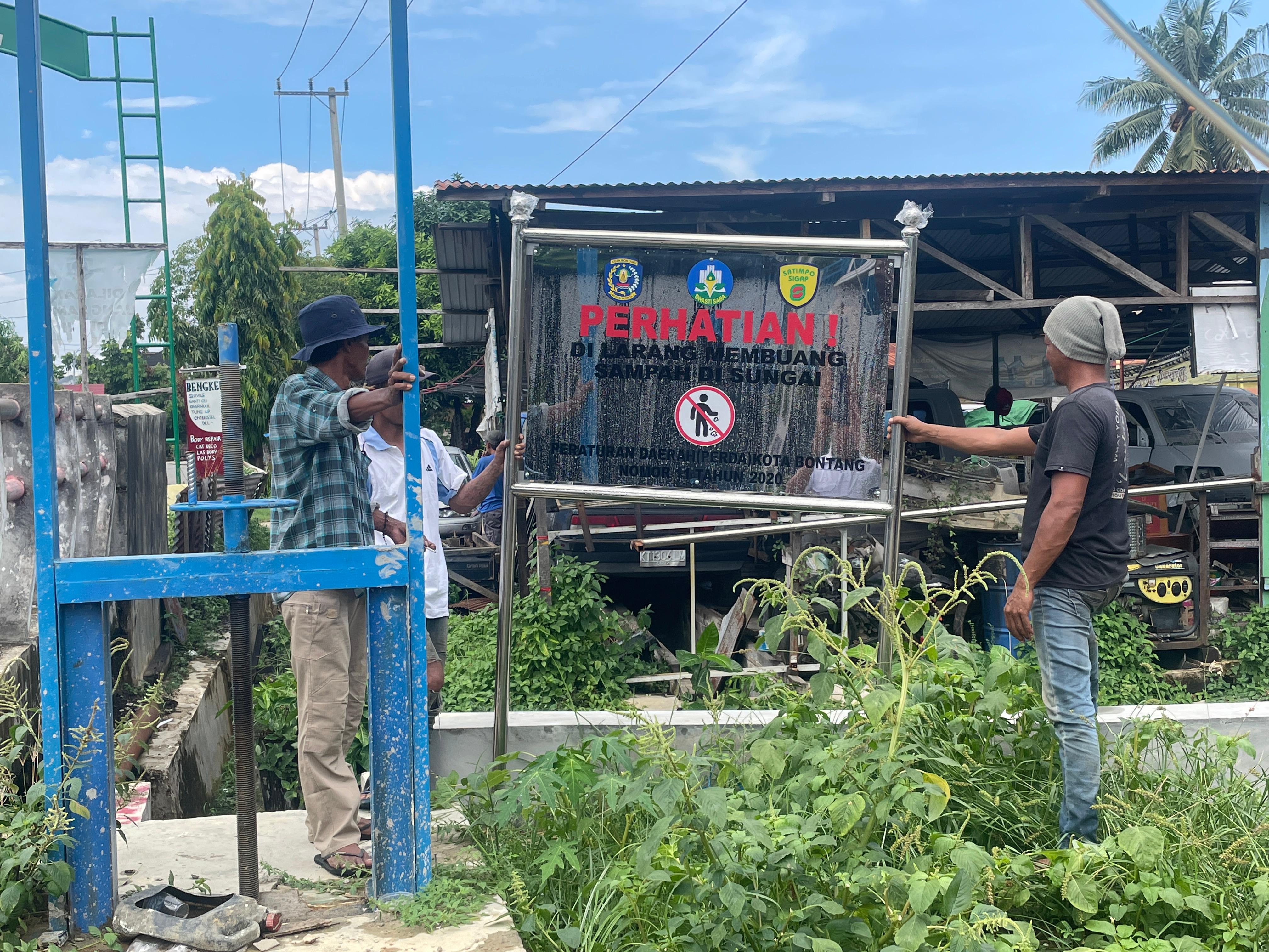 PEDULI LINGKUNGAN: Pemasangan tanda larangan buang sampah sembarangan ini untuk mengingatkan terkait menjaga lingkungan agar tetap bersih dan sehat. (FOTO: ADIEL KUNDHARA/KP)
