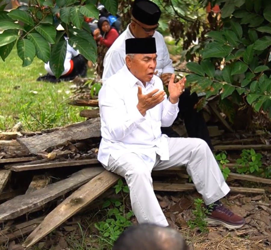 EMPATI: Isran Noor memimpin doa untuk guru yang meninggal mendadak di Kukar. (Ist)