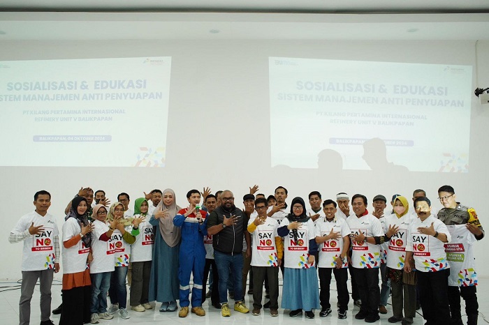 SOSIALISASI: Area Manager Communication, Relations & CSR PT KPI Unit Balikpapan, Dodi Yapsenang bersama para peserta sosialisasi SMAP dan AMANKAN.
