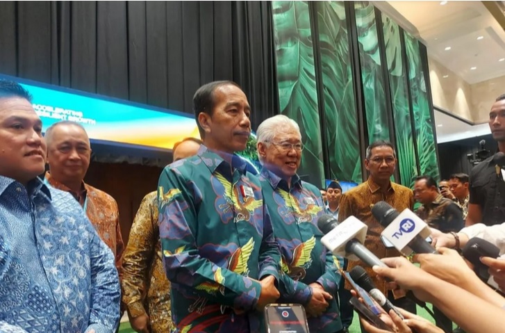 Presiden Joko Widodo saat memberikan keterangan tentang kenaikan gaji hakim di JCC Senayan, Jakarta Pusat, Selasa (8/10/2024).