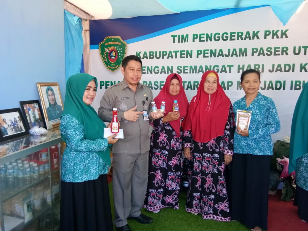 KELOMPOK TANI: Dengan nama Bunga Lestari, Ramlah (ketika diri) bersama petani lainnya memproduksi turunan kelapa mulai minyak goreng, virgin coconut oil, kelapa sangrai hingga kue kering. (FOTO: IST)