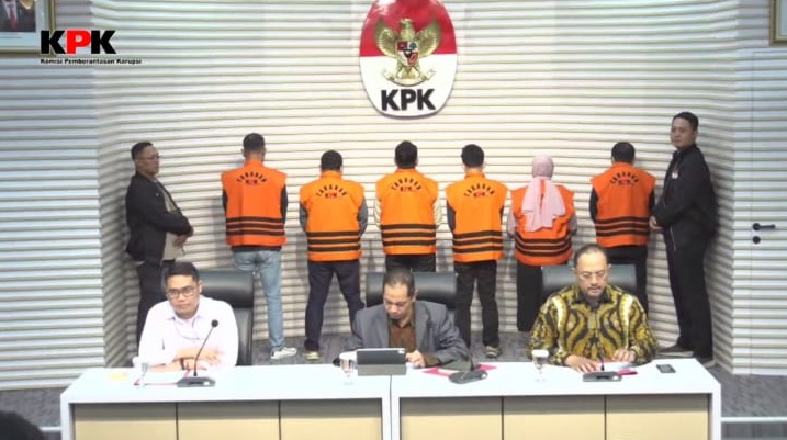 Wakil Ketua KPK Nurul Ghufron mengungkapkan total enam tersangka yang terlibat dalam suap proyek pembangunan di Kalsel dalam konferensi pers di Gedung KPK, Jakarta Selatan, Selasa (8/10/2024).