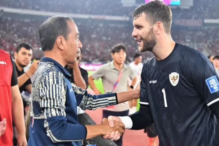 Presiden Jokowi bersalaman dengan kiper Timnas Indonesia, Maarten Paes. Timnas Indonesia berharap Paes bisa tampil melawan Bahrain pada 10 Oktober 2024.