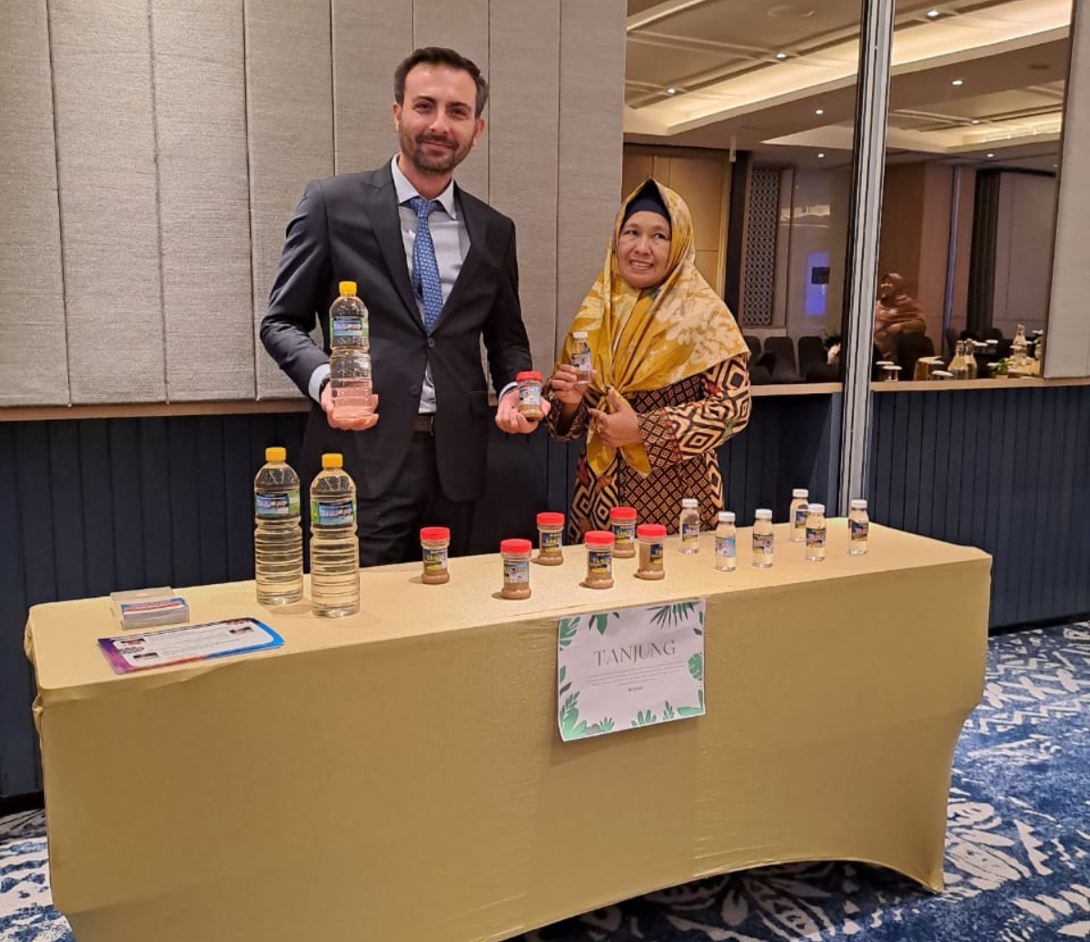 BELAJAR: Ramlah yang sudah memproduksi minyak goreng kelapa, kemudian belajar mandiri cara membuat virgin coconut oil. Pasar usahanya pun kini semakin luas. (FOTO: IST)