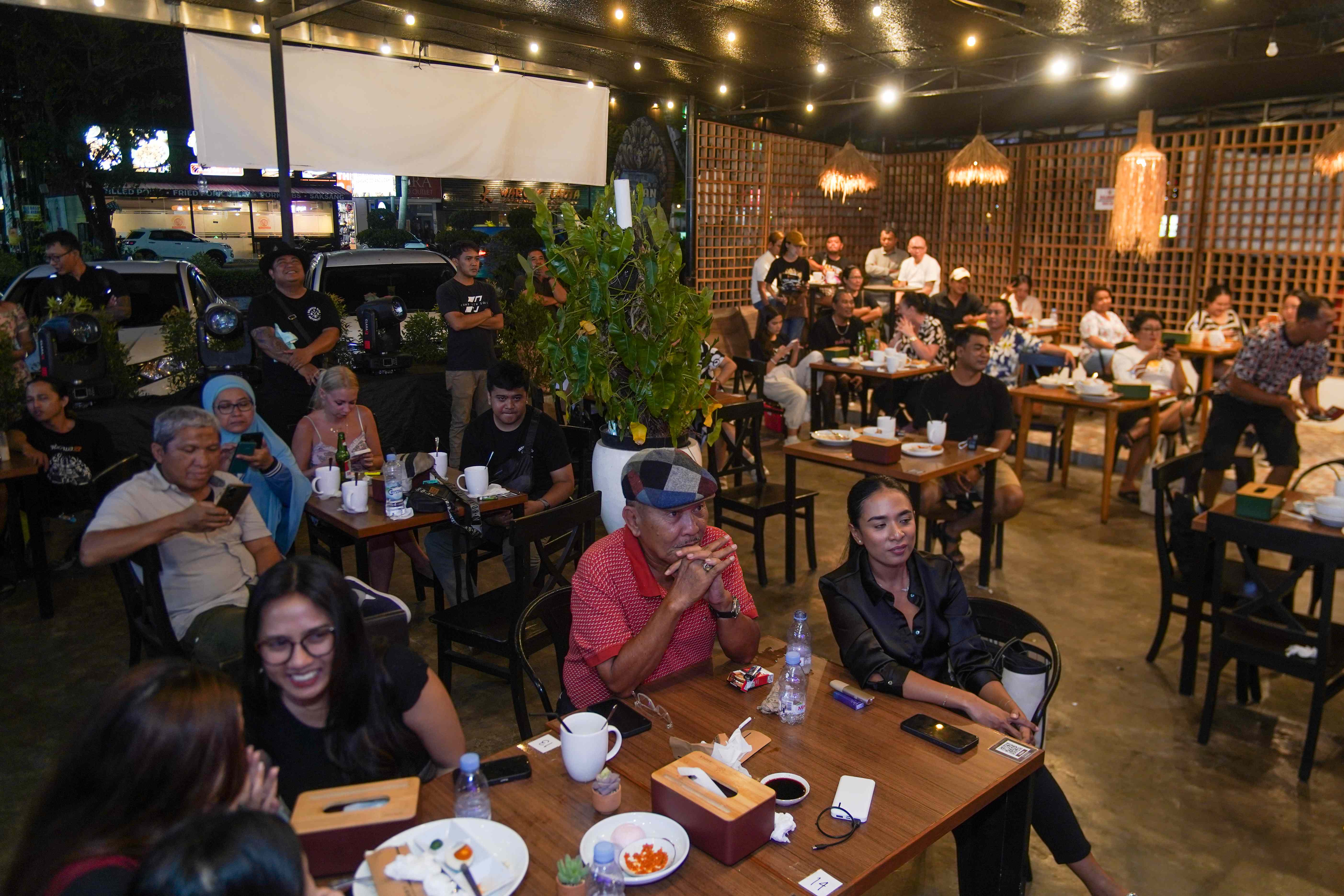 MENIKMATI: Para pengunjung Kopi Johny Bali Cabang Balikpapan yang menyaksikan penampilan Katon Bagaskara.