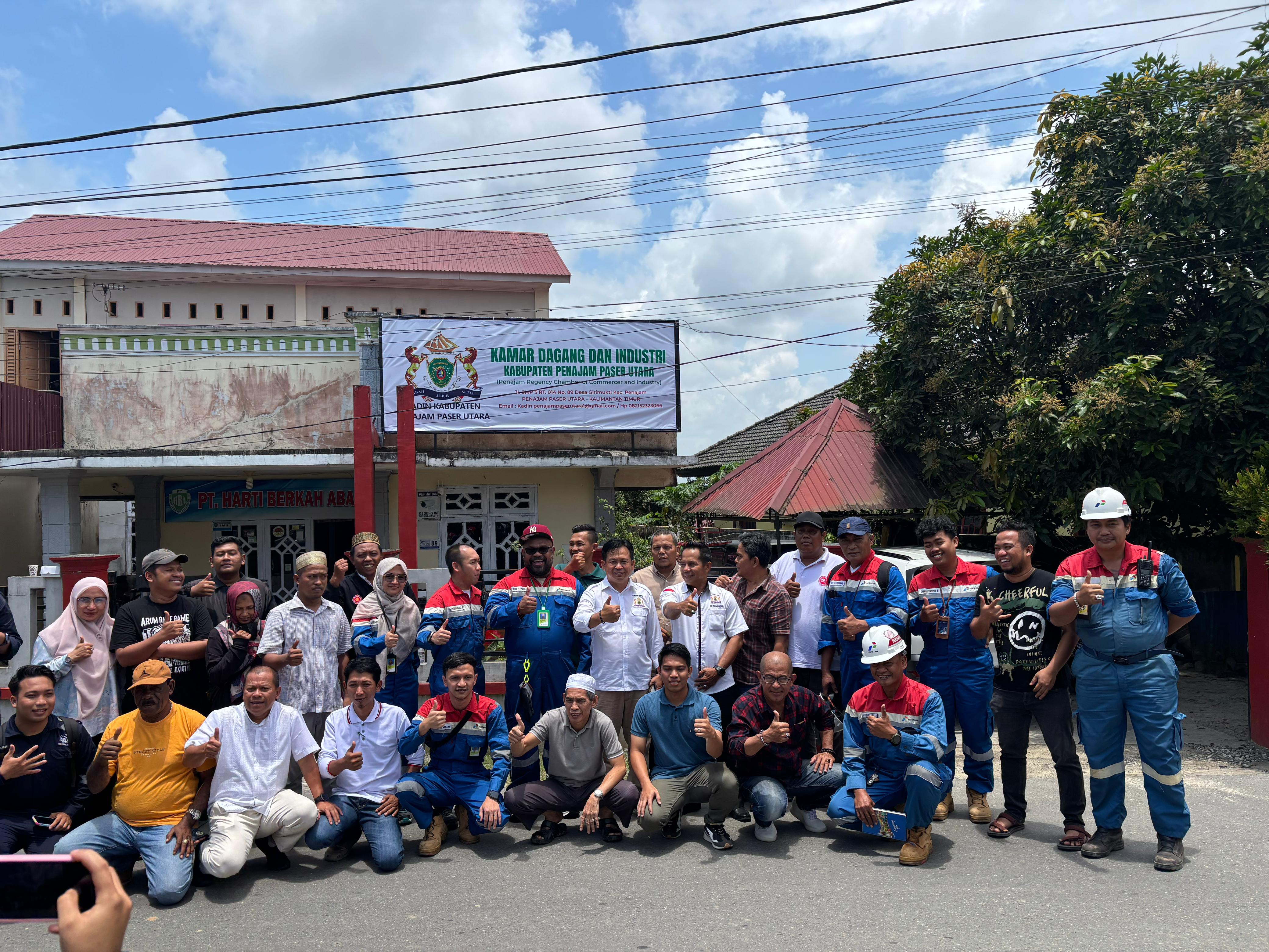 SEPAKAT: Kadin PPU dan Pertamina capai komitmen kesepakatan rekrutmen tenaga kerja lokal 80 persen. Tampak pengurus Kadin dan Pertamina berfoto bersama usai rapat. (FOTO: ARI/KP)&nbsp;