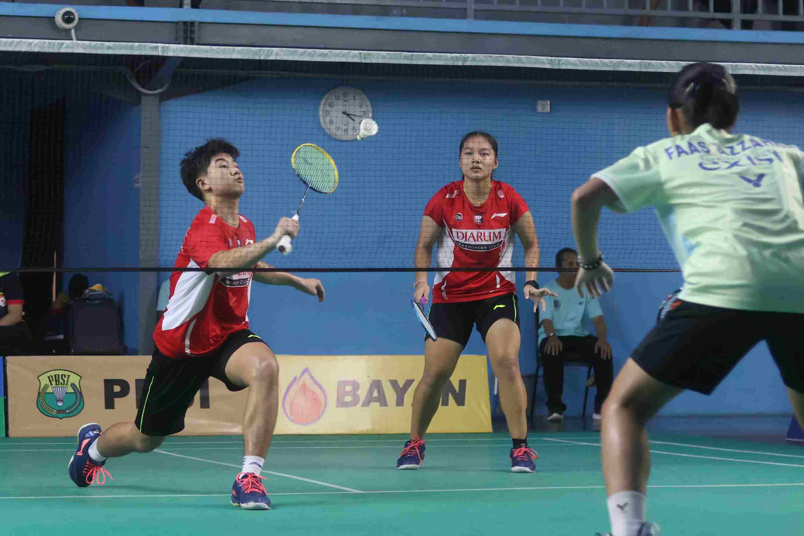 TERMOTIVASI : Kualitas bermain pada duel atlet PB Djarum Kudus vs PB Exist ini diharap bisa ditiru oleh atlet lokal. (Foto: Anggi/KP)