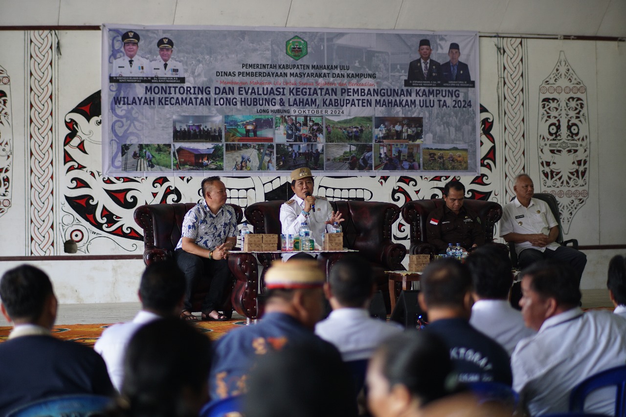 Bupati Mahulu Dr Bonifasius Belawan Geh memberikan arahan kepada para petinggi kampung asal Kecamatan Long hubung dan Laham di Lamin Adat Long Hubung, Rabu (9/10). (Foto: Jody/KP)