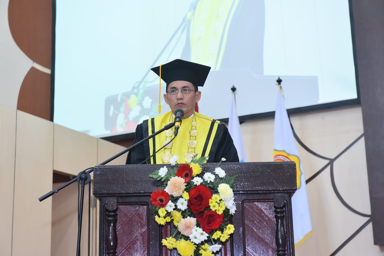 ARAHAN: Direktur Kemenkes Kaltim, M H Supriadi B saat memberikan arahan dan pesan kepada wisudawan.