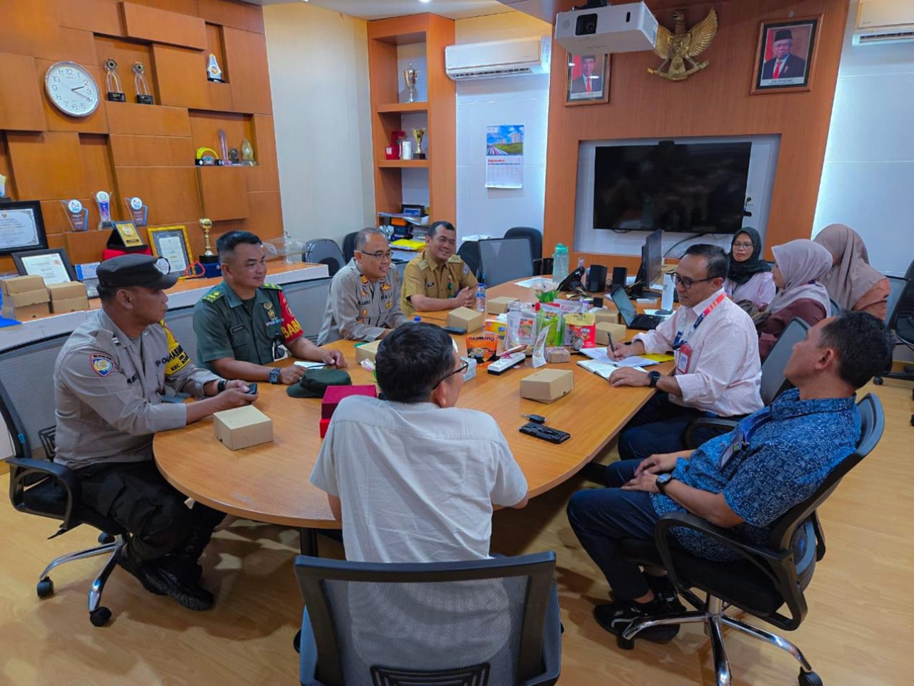 DUDUK BERSAMA: Kelurahan Satimpo bersama manajemen perusahaan membahas maraknya aksi gangguan kamtibmas yang terjadi belakangan ini di wilayah perusahaan.