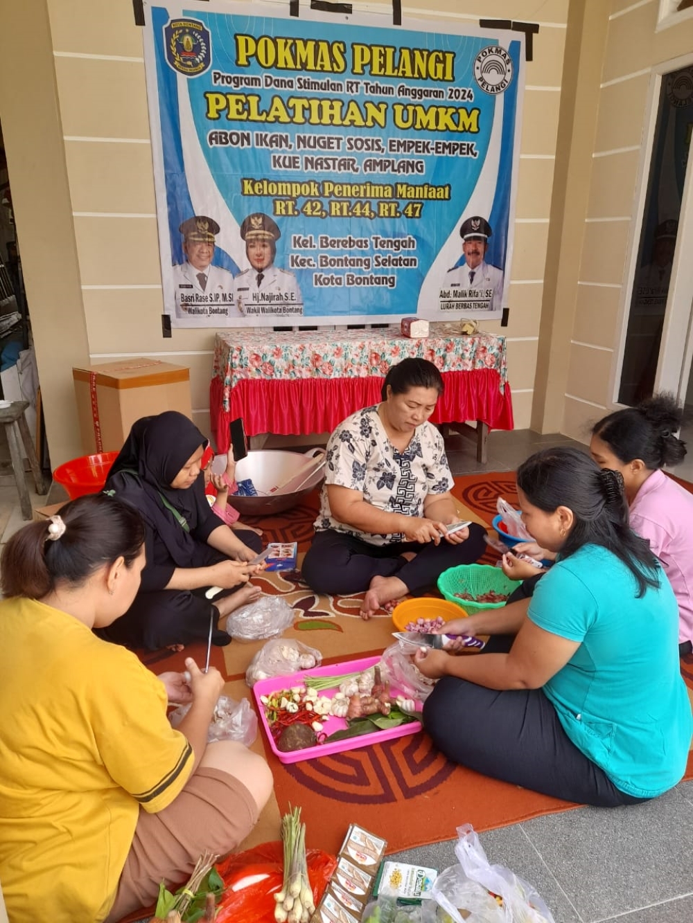 SERAP ILMU: Warga RT 47, Kelurahan Berebas Tengah, mengikuti pelatihan tata boga di stimulan RT tahun ini.