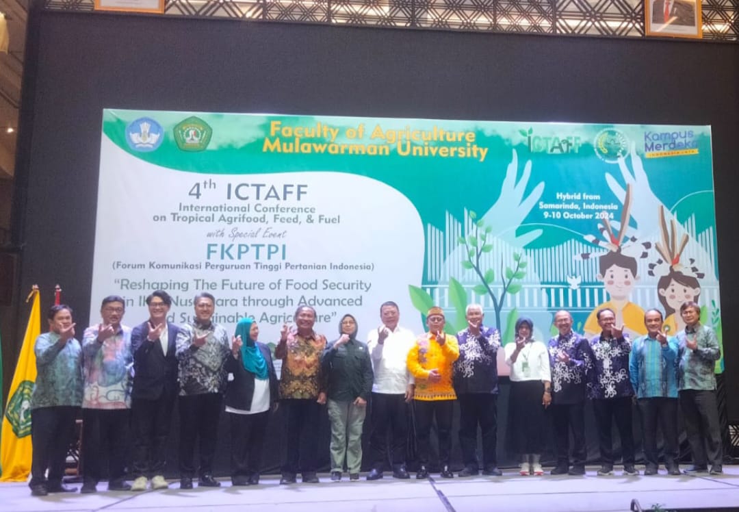 UNGGUL: Seluruh jajaran tergabung ke FKPTPI di momen kebersamaan dengan rektor Unmul dan sekkot Samarinda menggunakan salam unggul untuk ketahanan pangan nasional.