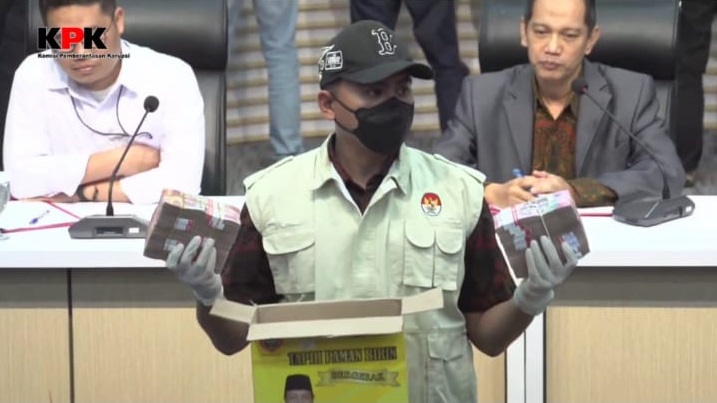 Bukti uang sebesar Rp 13 miliar yang disita dan dibeberkan KPK dalam OTT di Kalsel saat konferensi pers di Gedung KPK, Jakarta Selatan, Selasa (8/10/2024).