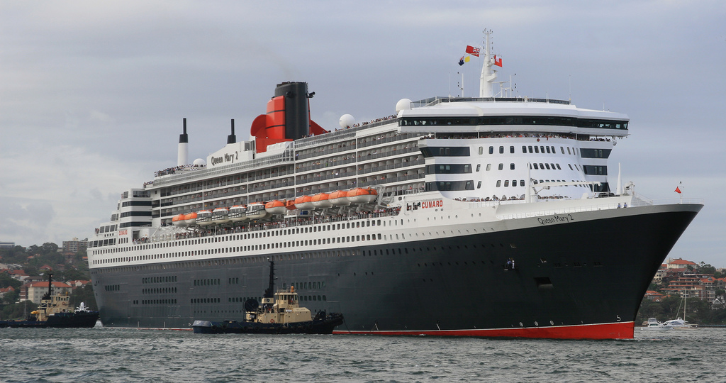 KAPAL PESIAR: Bekerja pada kapal pesiar sangat menggiurkan karena gajinya fantastis. Tampak kapal pesiar Queen Mary 2 yang bermarkas di Inggris dan AS sedang bersandar. (FOTO: IST)
