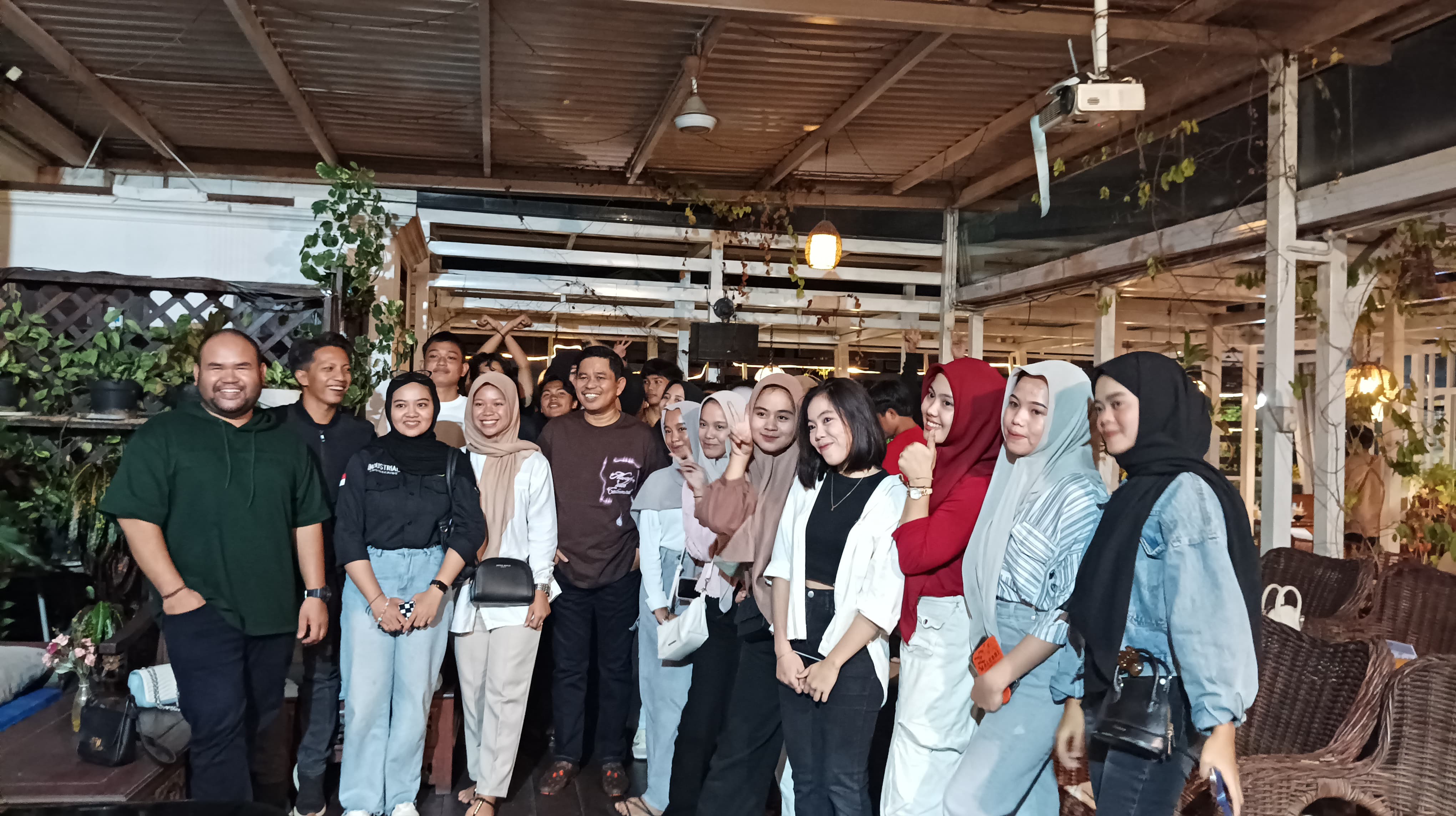 SERAP ASPIRASI: Raup Muin (tengah) bersama generasi Z dari PPU yang siap mendukung pasangan Mudyat-Waris.