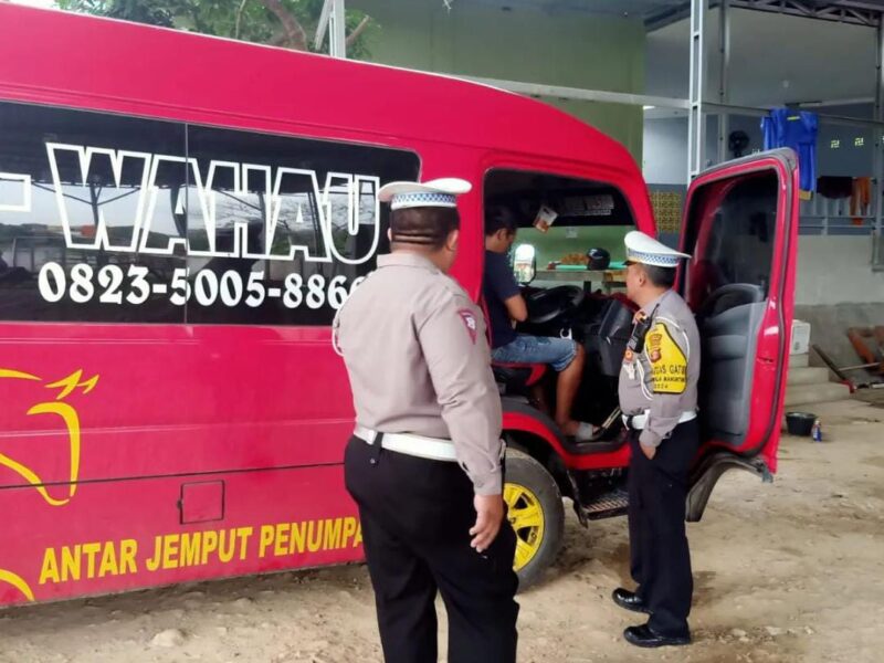 RAMP CHEK: Pengecekan kendaraan umum dilakukan Satlantas Polresta Balikpapan. Mulai kelengkapan surat, keamanan, keselamatan dan lainnya. (foto:ist)