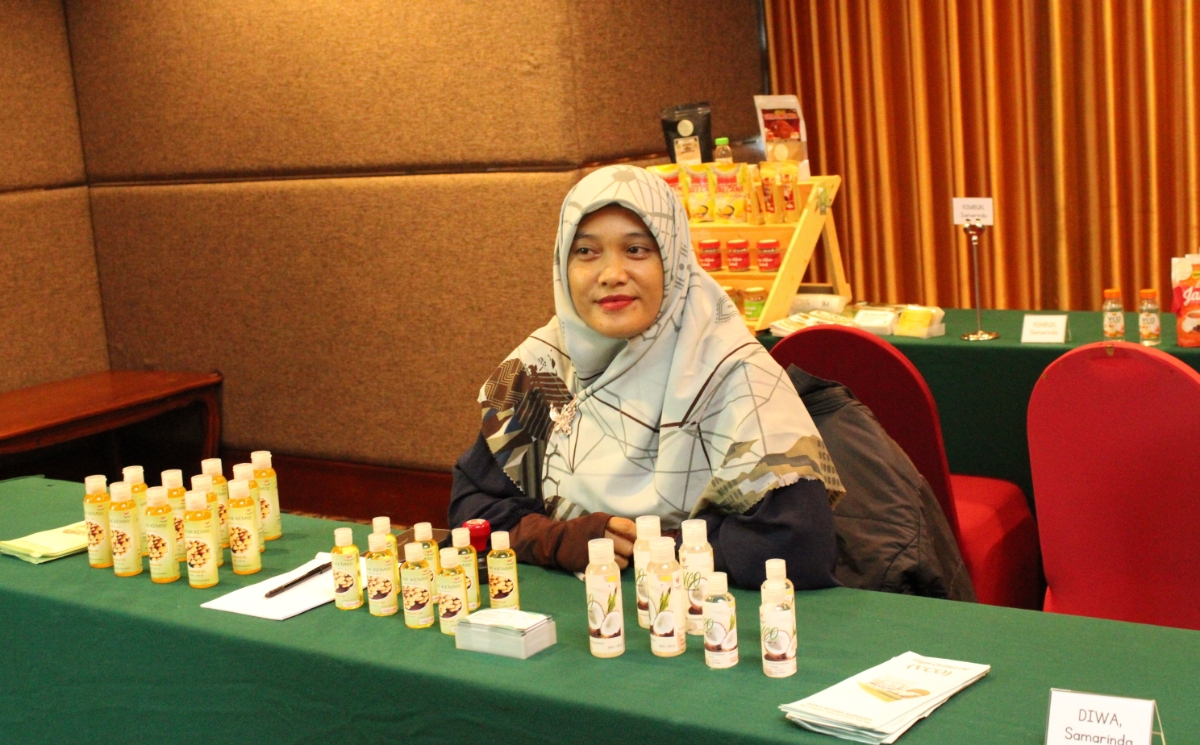 FOKUS: Mulai produksi sejak 2019, namun baru tahun ini Diah fokus kembangkan usahanya. Mengolah VCO dan minyak kemiri berbekal pengetahuan suami yang alumnus pertanian. (FOTO: IST)