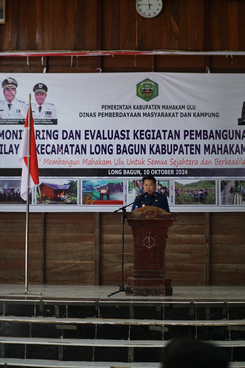 DISAMPAIKAN: Bupati Mahulu Dr Bonifasius Belawan Geh saat membuka Rapat Monitoring dan Evaluasi Pembangunan Wilayah Kecamatan Long Bagun 2023/2024 di Balai Adat Ujoh Bilang, Kamis (10/10).