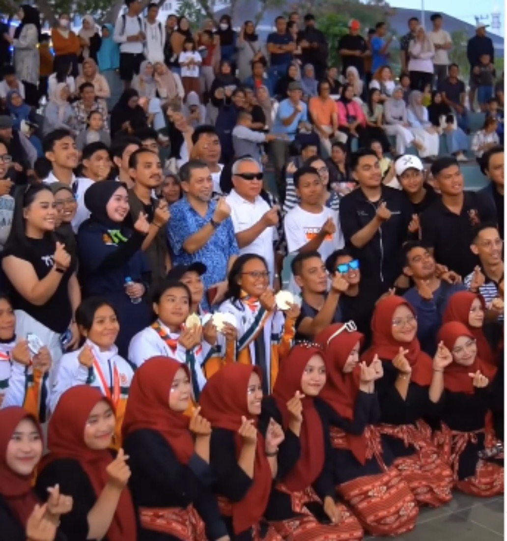 Isran Noor dan Hadi Mulyadi bersama Gen Z di Samarinda.